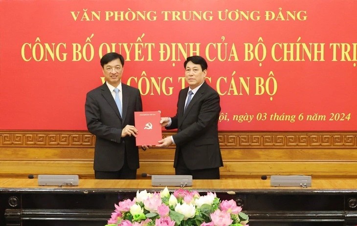 Ủy viên Bộ Chính trị, Thường trực Ban Bí thư Lương Cường đã trao quyết định và tặng hoa chúc mừng ông Nguyễn Duy Ngọc. Ảnh: TTXVN