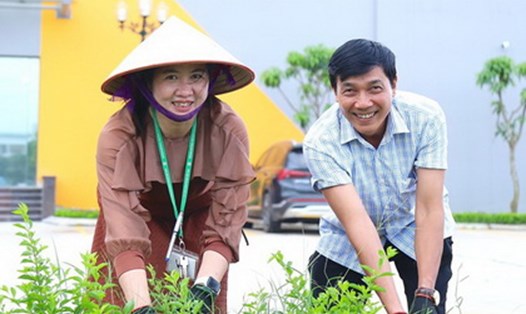 Cán bộ, viên chức, người lao động Học viện Nông nghiệp Việt Nam tích cực tham gia ngay từ "Thứ Sáu xanh" đầu tiên do Ban giám đốc và Công đoàn tổ chức. Ảnh: CĐHV