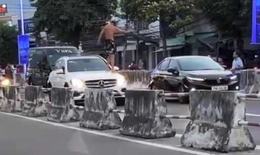 Người đàn ông quốc tịch Liên bang Nga có biểu hiện tâm lý không ổn định, chặn phương tiện đang di chuyển rồi nhảy lên đầu ôtô. Ảnh: Hữu Long