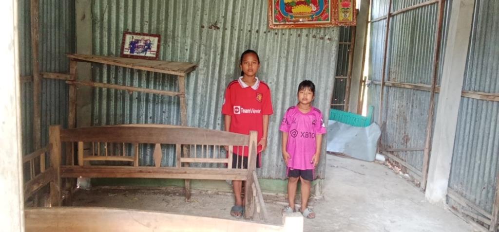 2 chị em Chi và Nguyên trong căn nhà cũ cha mẹ để lại đã xuống cấp trầm trọng, thiếu trước hụt sau. Ảnh: CTV