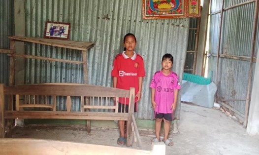 2 chị em Chi và Nguyên trong căn nhà cũ cha mẹ để lại đã xuống cấp trầm trọng, thiếu trước hụt sau. Ảnh: CTV