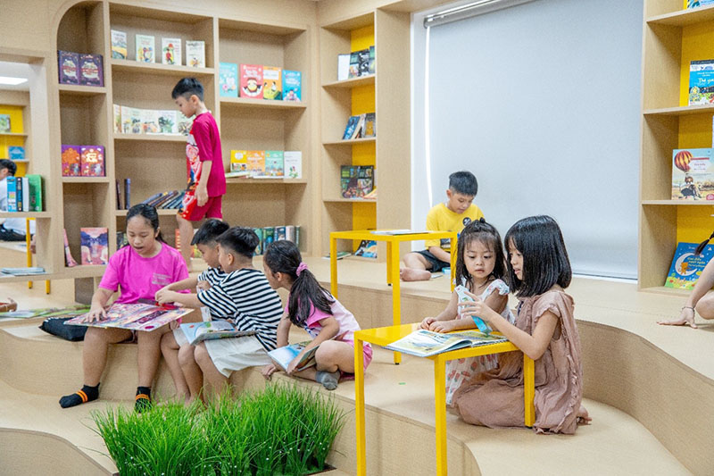 Các em học sinh tham quan tại thư viện trường INschool Bến Cát. Ảnh: Kim Oanh Group