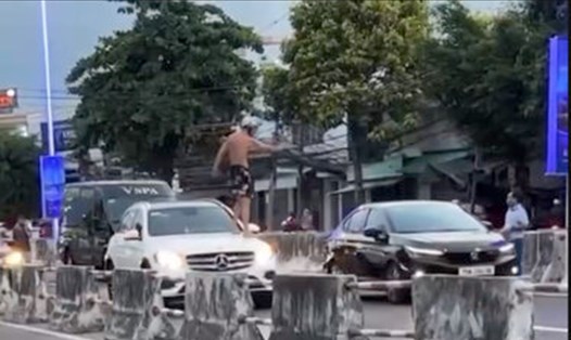 Một người đàn ông có biểu hiện tâm lý không ổn định chặn các ô tô đang di chuyển ở Khánh Hòa. Ảnh cắt từ clip