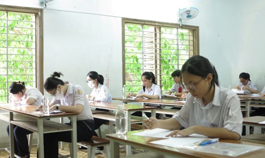 Học sinh tỉnh Khánh Hòa bước vào môn thi đầu tiên Ngữ văn của Kỳ thi tuyển sinh vào lớp 10 THPT công lập năm học 2024 – 2025. Ảnh: P.Linh
