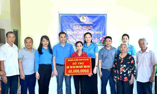 Các cấp Công đoàn trao kinh phí hỗ trợ xây Mái ấm Công đoàn cho chị Nguyễn Thị Thanh Hằng. Ảnh: CĐH