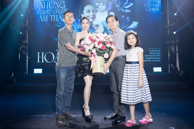 Mạnh Quỳnh đến chúc mừng học trò Hoàng Tâm Anh. Ảnh: NSX