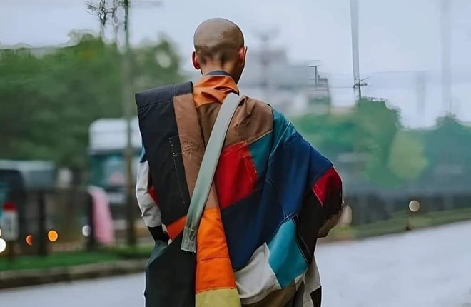 Ông Lê Anh Tú (Thích Minh Tuệ) tự nguyện dừng việc đi bộ khất thực. Ảnh: Chụp màn hình