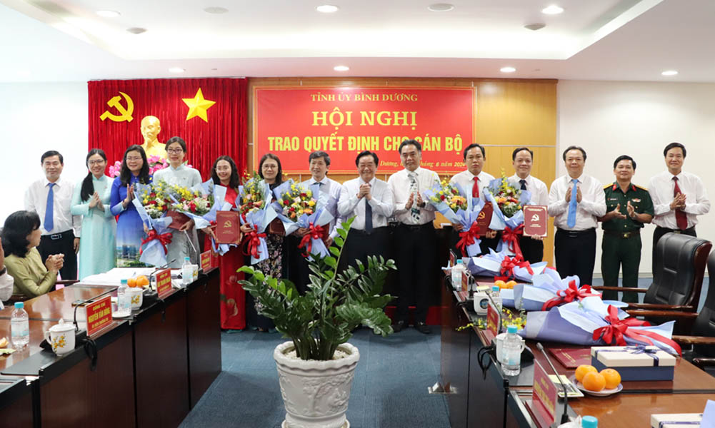 Lãnh đạo tỉnh trao quyết định điều động, bổ nhiệm cho các cán bộ. Ảnh: Binhduong.gov.vn  
