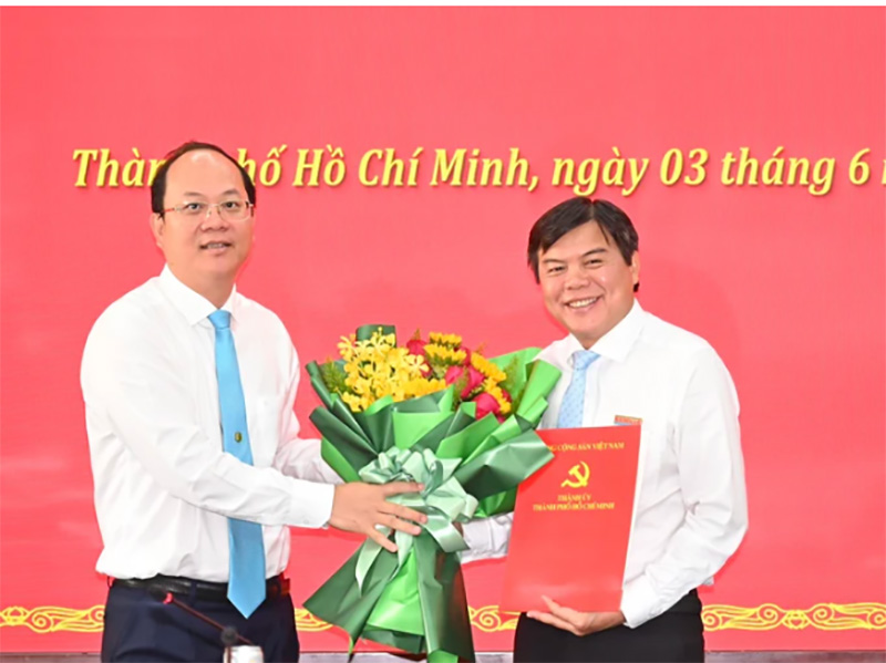 Phó Bí thư Thường trực Thành ủy TPHCM Nguyễn Hồ Hải (bên trái ảnh) trao quyết định cho ông Tăng Hữu Phong. Ảnh: VIỆT DŨNG