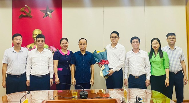 Lãnh đạo Văn phòng Tỉnh ủy Lào Cai tặng hoa chúc mừng ông Ngô Hoài Linh. Ảnh: Đơn vị cung cấp