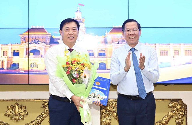 Chủ tịch UBND TPHCM Phan Văn Mãi trao quyết định bổ nhiệm ông Nguyễn Hoàng Hải làm Giám đốc Sở Tài chính. Ảnh: Việt Dũng