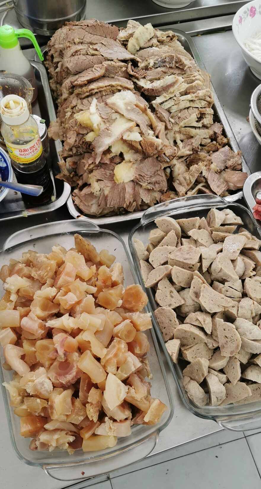 Phở Phú Vương được nhận xét có sự kết hợp hài hòa, uyển chuyển giữa hương vị Bắc – Nam. Ảnh: Phở Phú Vương