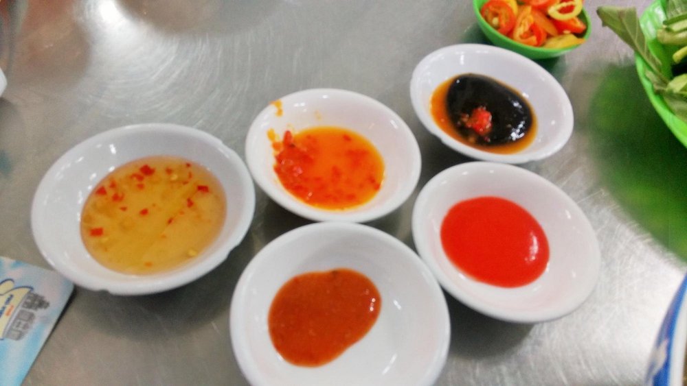 Các loại tương ớt, nước chấm ăn kèm phở. Ảnh: Tripadvisor