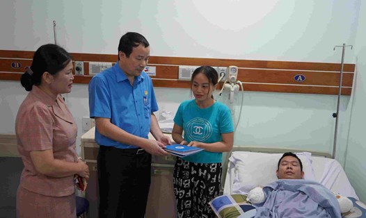 Lãnh đạo LĐLĐ TP.Hải Phòng trao trợ cấp cho đoàn viên Nguyễn Văn Đệ bị tai nạn lao động. Ảnh: Mai Dung