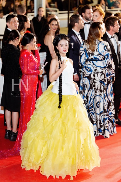Trước đó không bao lâu, Maika Ngọc Khánh xuất hiện nổi bật tại thảm đỏ ngày bế mạc của Liên hoan phim Cannes lần thứ 77. Cô là ngôi sao Việt Nam hiếm hoi tham dự Liên hoan phim Cannes 2024 bên cạnh Á hậu Thảo Nhi Lê, vợ chồng Bình An - Phương Nga.