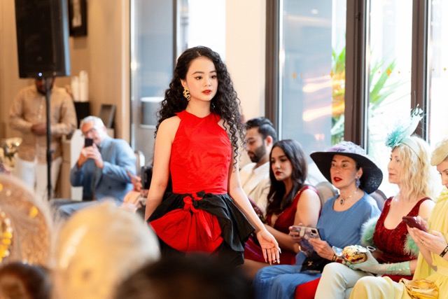 Trước đó, Maika Ngọc Khánh đã sải bước tại New York Fashion Week 2024. Không chỉ tự tin catwalk trên sàn diễn quốc tế, mẫu nhí Việt còn thể hiện ca khúc tiếng Anh “Welcome to New York” trong khuôn khổ sự kiện này.   