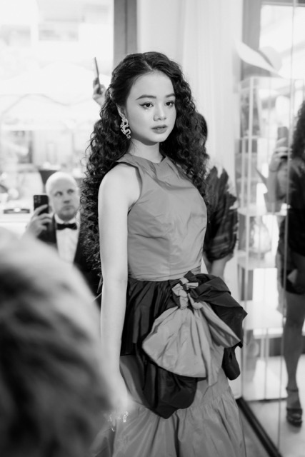 Trước đó, Maika Ngọc Khánh cũng là mẫu nhí Việt Nam đầu tiên được mời đảm nhận vị trí mở màn cho NTK Chona Bacaoco (MM Milano) tại Paris Fashion Week 2023. 