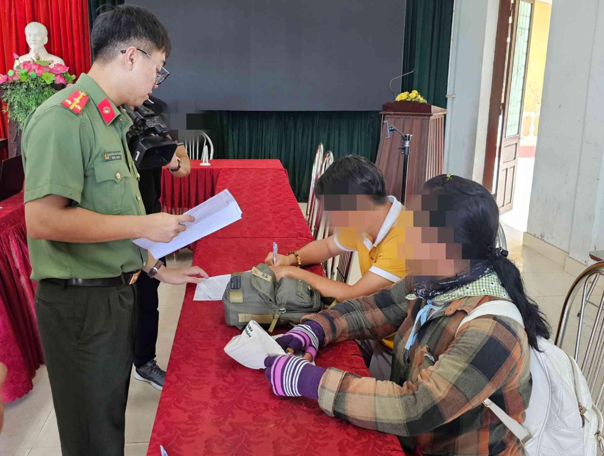 Lực lượng chức năng làm việc với ông T - người liên quan đến việc đăng tải thông tin sai sự thật về ông Thích Minh Tuệ. Ảnh: Phúc Đạt.