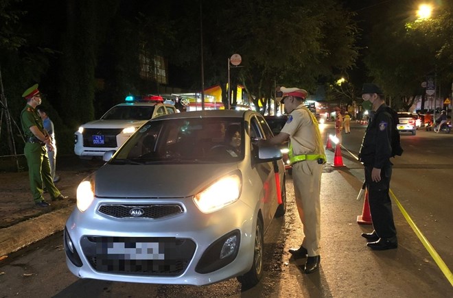 Lực lượng CSGT tỉnh Đắk Lắk tuần tra, xử lý các phương tiện tại địa bàn TP Buôn Ma Thuột. Ảnh: Bảo Trung
