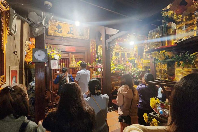 Du khách dâng hương tại Đền Chợ Củi. Ảnh: Trần Tuấn.