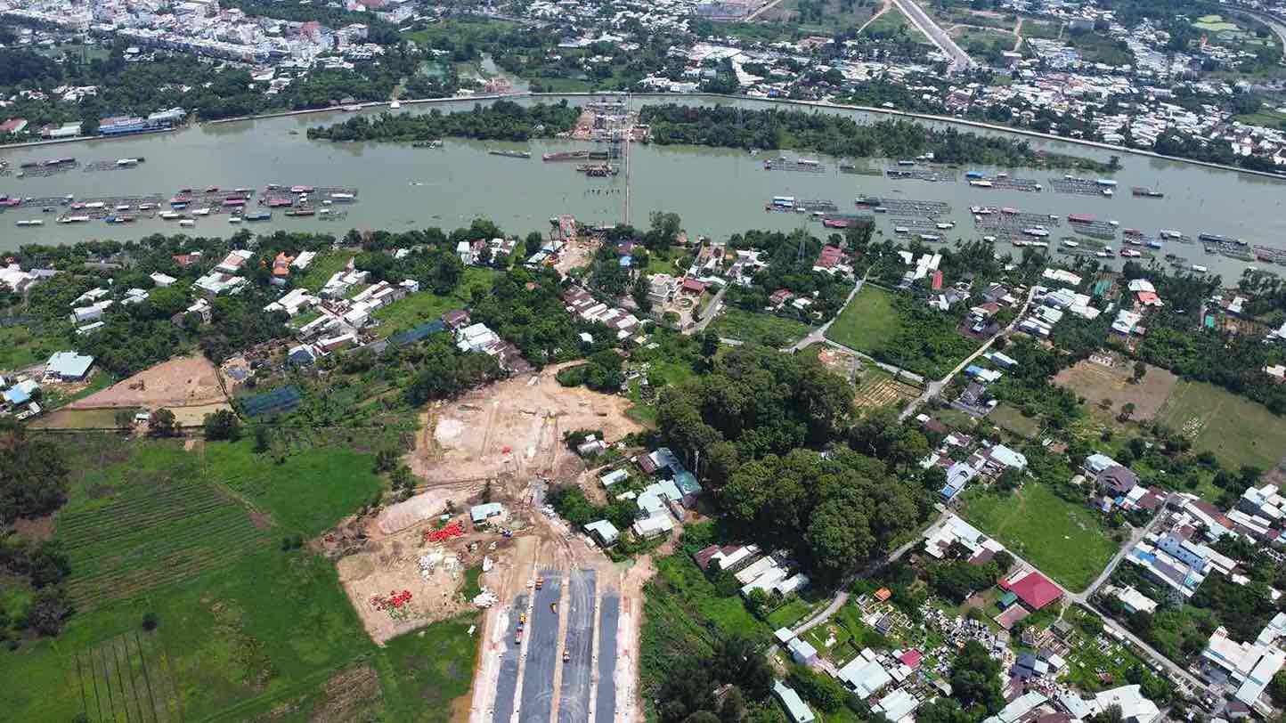 Dự án đường trục trung tâm TP Biên Hòa với cầu Thống Nhất và đường kết nối hai đầu cầu có tổng mức đầu tư hơn 1.500 tỉ đồng được khởi công ngày 31.1.2023 và dự kiến hoàn thành sau gần 3 năm thi công.