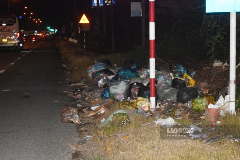 Hiện nay, trên địa bàn huyện Châu Thành (tỉnh Tiền Giang) đang tồn tại nhiều bãi tập kết rác ngay cửa ngõ ra vào huyện làm mất mỹ quan đô thị, thậm chí tiềm ẩn nguy cơ mất an toàn giao thông.
