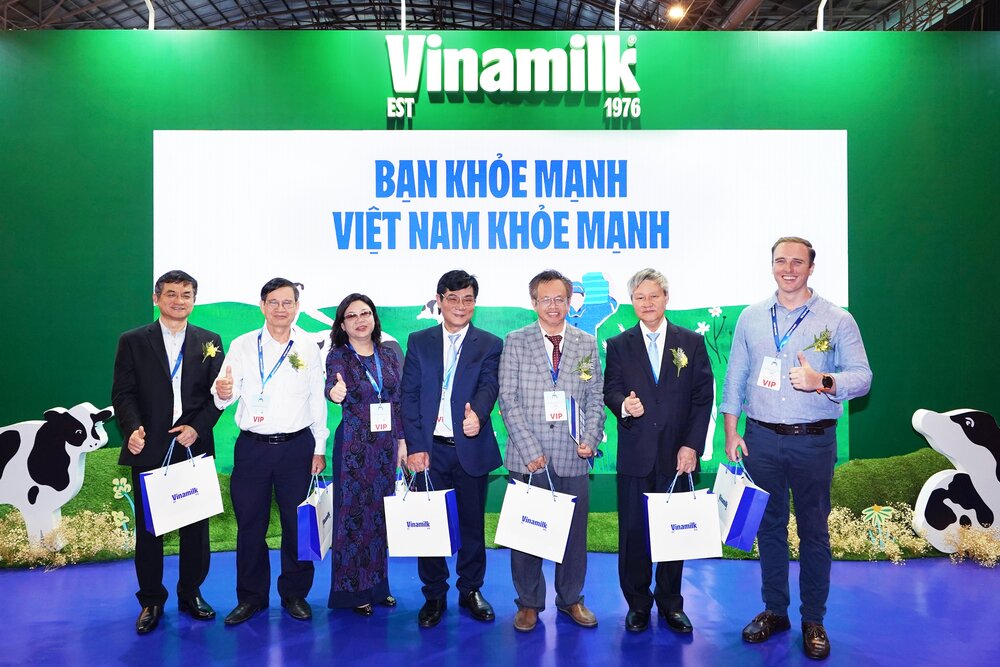 Các khách mời đến tham quan khu vực của Vinamilk tại triển lãm. Ảnh: Vinamilk