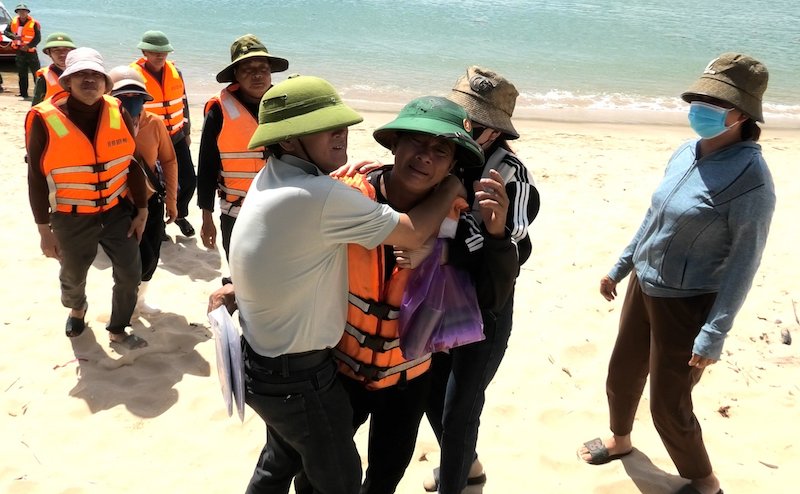 Các thuyền viên được một tàu cá cứu sống khi gặp nạn trên biển. Ảnh: Bộ đội Biên phòng Quảng Bình