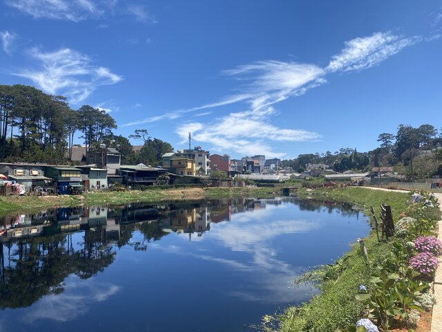 Sở Tài nguyên và Môi trường tỉnh Lâm Đồng đề nghị có biện pháp khắc phục tình trạng ô nhiễm tại các hồ lắng xung quanh hồ Xuân Hương. Ảnh: Mai Hương

