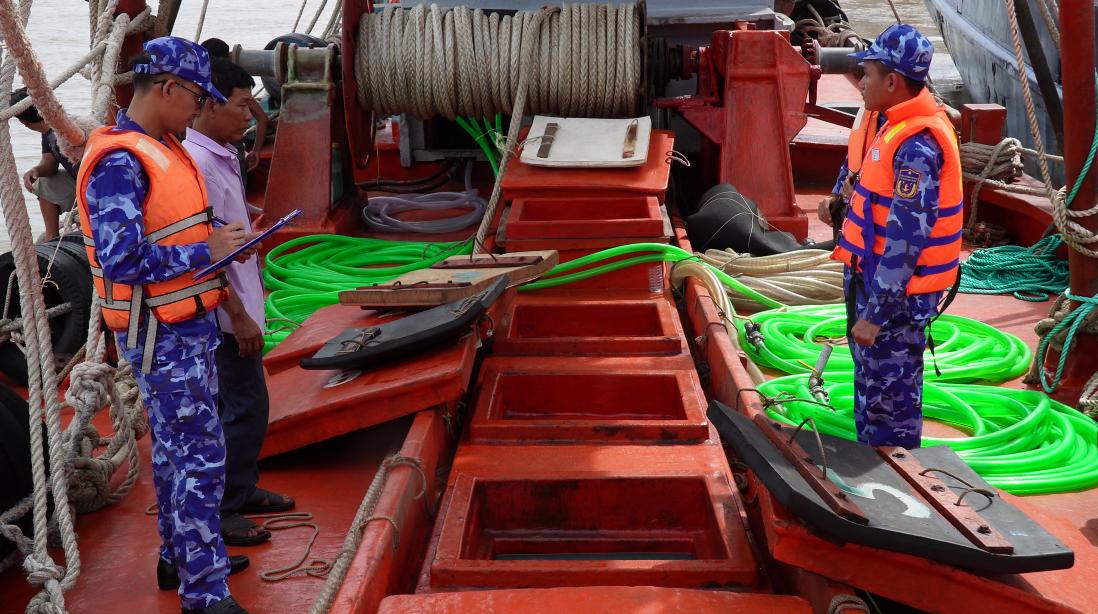 Lực lượng Cảnh sát biển 4 kiểm tra tàu cá. Ảnh: BTL vùng CSB4