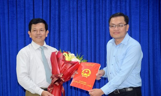 Phó Chủ tịch UBND tỉnh Bạc Liêu Ngô Vũ Thăng trao Quyết định cho ông Ngô Hồng Thuận. Ảnh: Nhật Hồ