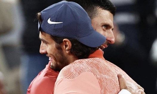 Novak Djokovic và Lorenzo Musetti trải qua trận đấu kéo dài 4 giờ 29 phút. Ảnh: Roland Garros