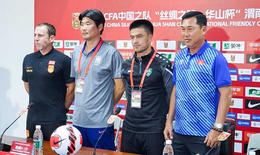 Huấn luyện viên Hứa Hiền Vinh (bìa phải) tham dự họp báo trước giải U19 quốc tế tại Trung Quốc. Ảnh: VFF