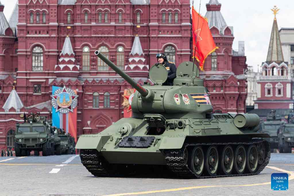 Xe tăng Nga tập dượt cho cuộc duyệt binh Ngày Chiến thắng trên Quảng trường Đỏ ngày 5.5.2024. Ảnh: Xinhua