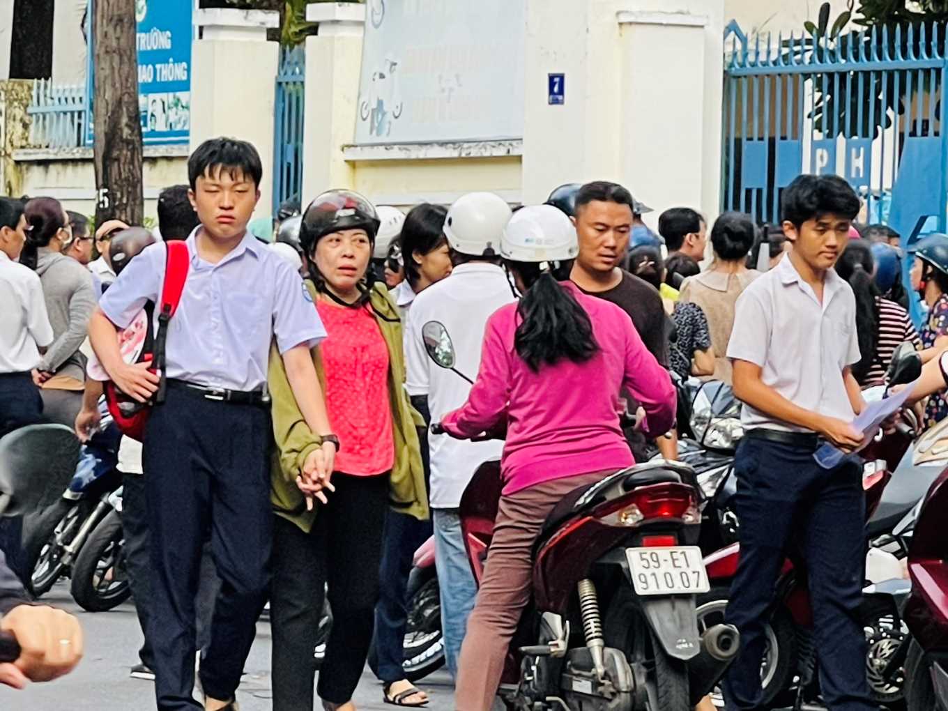 Nhiều học sinh thi vào lớp 10 ở Khánh Hòa bước ra khỏi cổng trường khá buồn vì không làm hết bài thi môn Toán chiều 3.6. Ảnh: P.Linh 