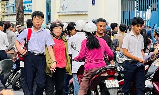 Nhiều học sinh thi vào lớp 10 ở Khánh Hòa bước ra khỏi cổng trường khá buồn vì không làm hết bài thi môn Toán chiều 3.6. Ảnh: P.Linh 