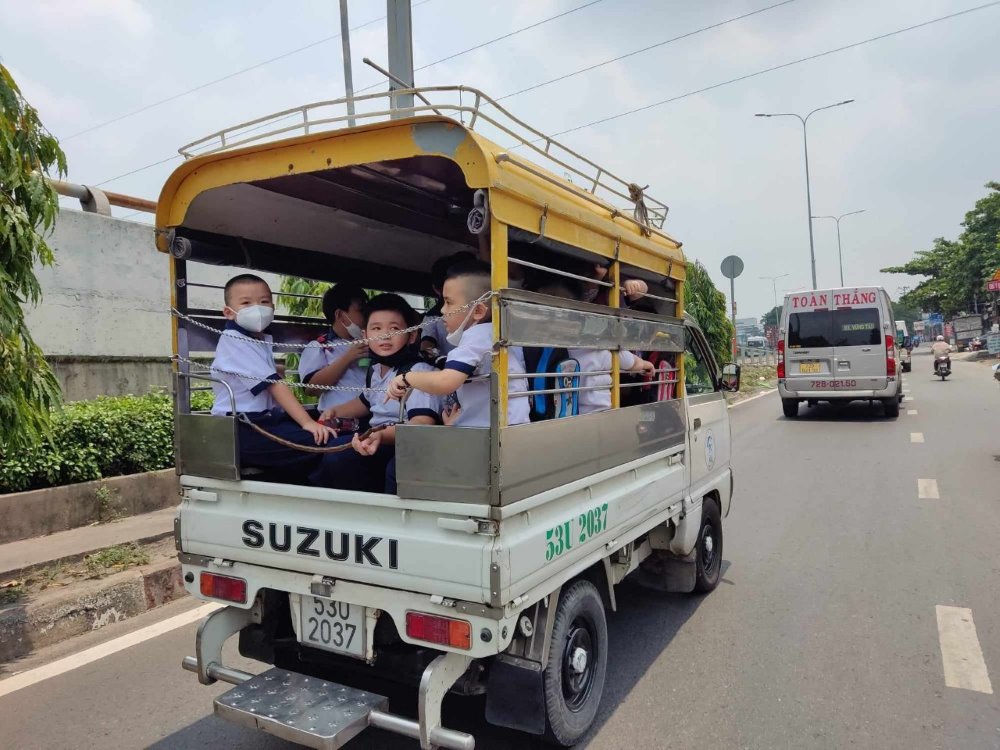 Xe đưa rước học sinh chạy trên Quốc 1 qua TP Thủ Đức, TPHCM.  Ảnh: Minh Quân
