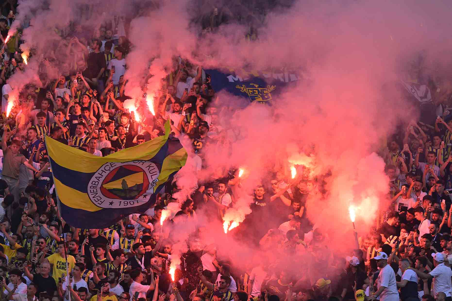 Cách người hâm mộ Fenerbahce đón tiếp vị thuyền trưởng mới của họ. Ảnh: AFP