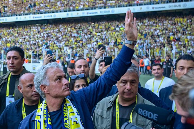 Ngày đầu tiên của Jose Mourinho tại Fenerbahce: Sức hút và tham vọng