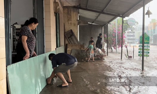 Người dân dọc QL1 qua Bình Định "mất ăn, mất ngủ" vì cảnh canh mưa dọn đồ. Ảnh: Hoài Luân