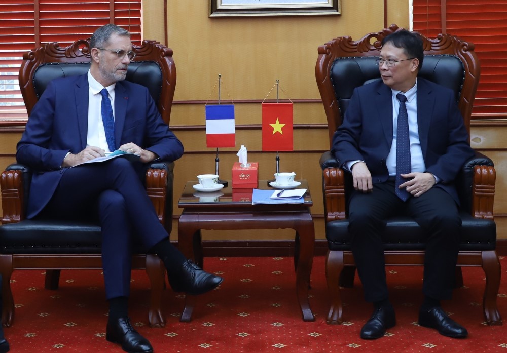 Chủ tịch VAST Châu Văn Minh và Đại sứ Olivier Brochet tại buổi làm việc. Ảnh: VAST

