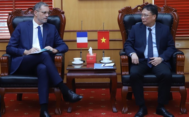 Chủ tịch VAST Châu Văn Minh và Đại sứ Olivier Brochet tại buổi làm việc. Ảnh: VAST