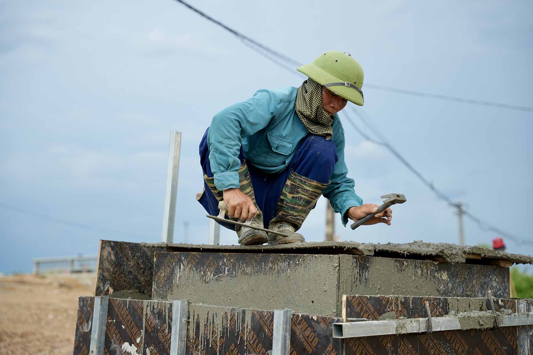 Công nhân thi công các hạng mục trên công trường. Ảnh: Hữu Chánh