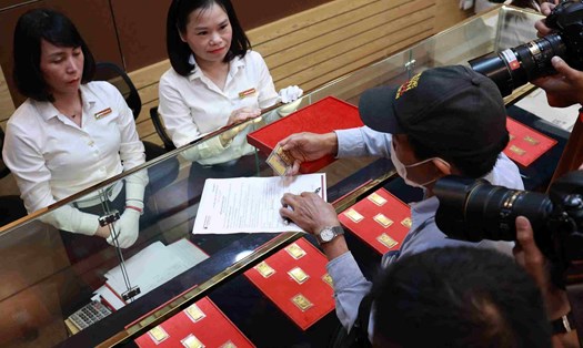 Người dân mua vàng trong ngày đầu các ngân hàng mở bán. Ảnh minh họa: Hải Nguyễn