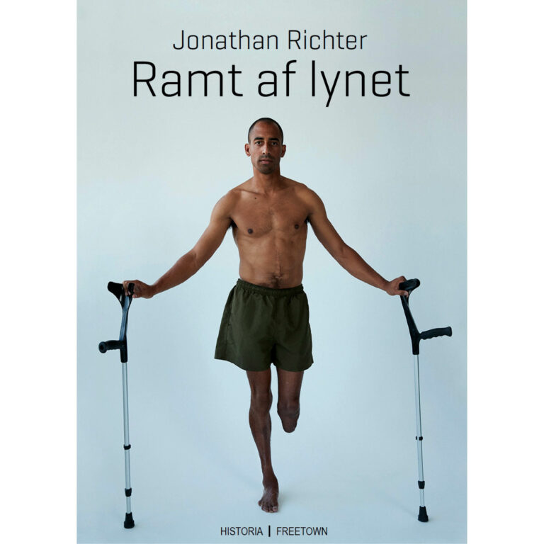Bìa sách “Struck by Lightning” năm 2020 kể về vụ tai nạn của Jonathan Richter và cuộc chiến giành lại sự sống trong một thời gian dài với vô số ca phẫu thuật. Ảnh: Chụp màn hình