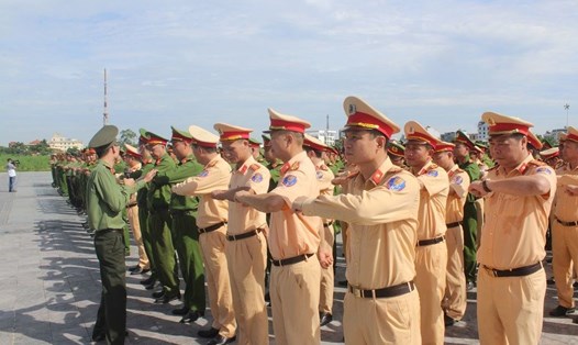Cán bộ, chiến sĩ Công an tỉnh tập luyện các nội dung diễu binh, diễu hành tại Trung tâm văn hoá xứ Đông. Ảnh: Công an Hải Dương
