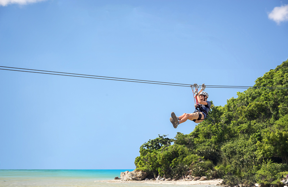 Đường trượt zipline mạo hiểm ven biển tích hợp trong khu nghỉ dưỡng đầu tiên tại Việt Nam.