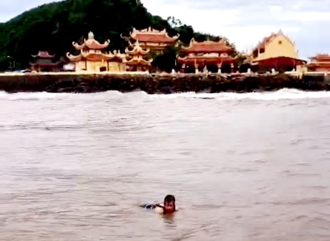 Cứu nạn kịp thời nữ du khách bị sóng cuốn trôi khi tắm biển ở Hải Phòng