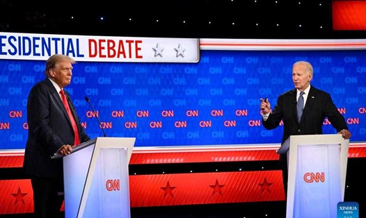 Tổng thống Mỹ Joe Biden (phải) và cựu Tổng thống Donald Trump tranh luận trên CNN tối 27.6.2024. Ảnh: Xinhua