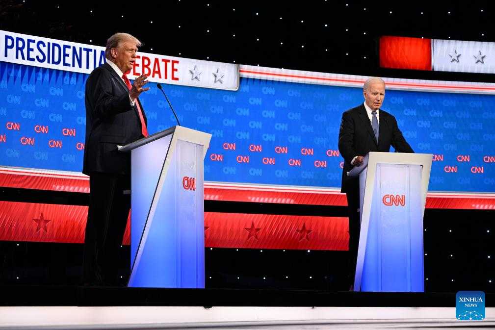 Màn tranh luận của ông Biden (phải) trước ông Trump trên CNN tối 27.6.2024 bị đánh giá là yếu kém. Ảnh: Xinhua